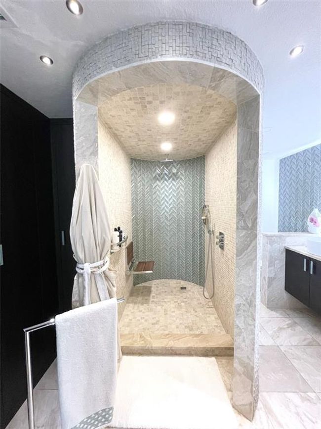 Master Bathroom | Image 18