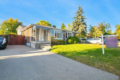 774 Consort Cres, Home with 3 bedrooms, 2 bathrooms and 2 parking in Mississauga ON | Image 3