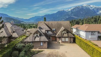 1021 Glacier View Dr, House other with 4 bedrooms, 2 bathrooms and 6 parking in Squamish BC | Image 2