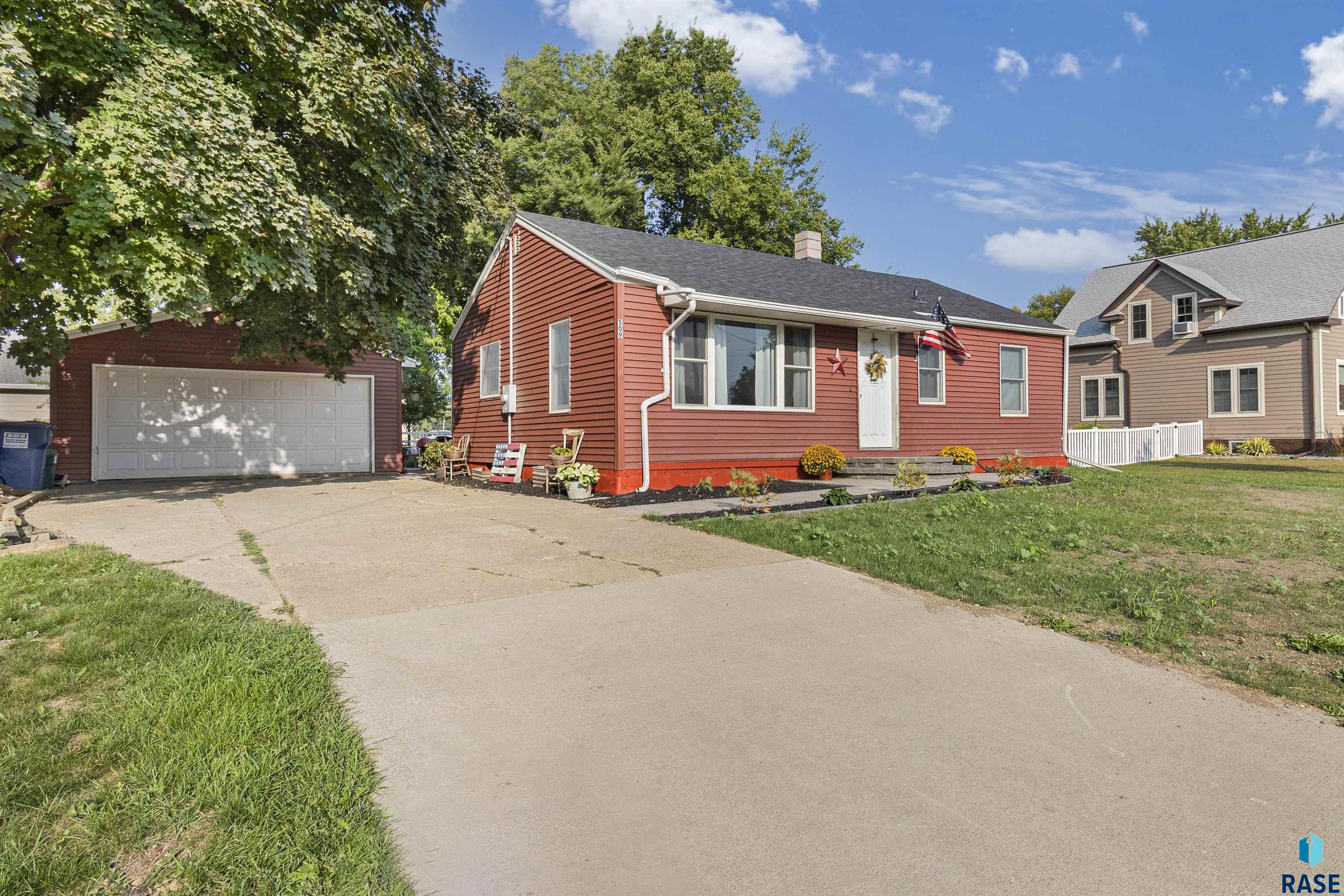 Main St, Lennox, SD 57039