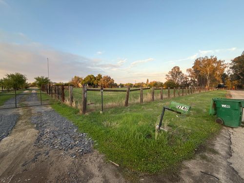 12740 E Robinson Ave, Sanger, CA, 93657-9357 | Card Image