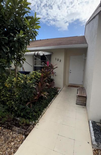 102 Pinewood Court, Home with 2 bedrooms, 2 bathrooms and null parking in Jupiter FL | Image 1