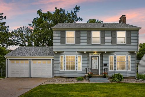 917 Holmes St, Bettendorf, IA, 52722-4752 | Card Image