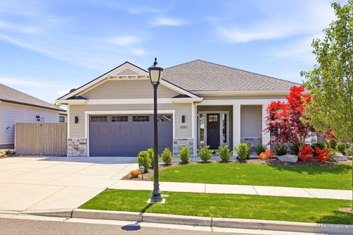 3880 Wyoming Ln, Medford, OR, 97504-9527 | Card Image