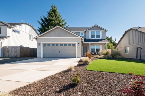 1760 Carrera Cir, Medford, OR, 97504-4430 | Card Image