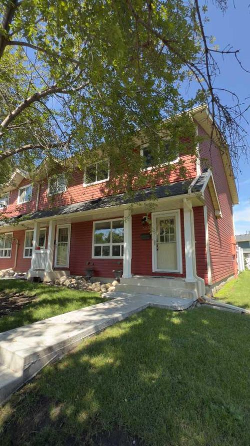 529 Queenston Gardens Se, Calgary, AB, T2J6N7 | Card Image