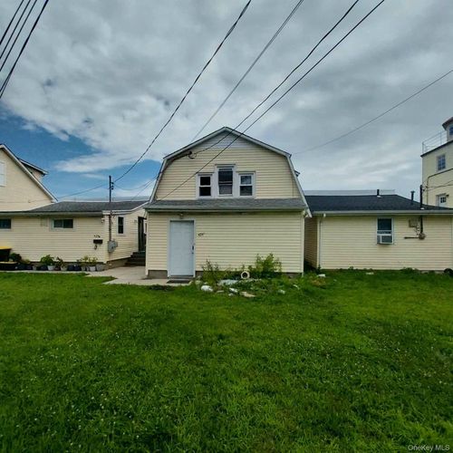 b-429 Guy Lombardo Ave, Freeport, NY, 11520-5641 | Card Image