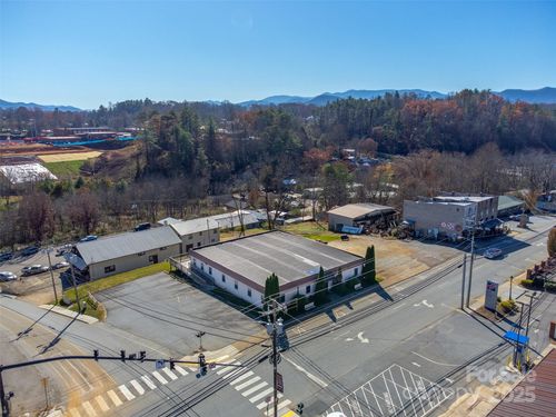 189 E Palmer St, Franklin, NC, 28734-3040 | Card Image