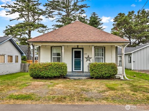1205 49th St, Seaview, WA, 98644-2066 | Card Image
