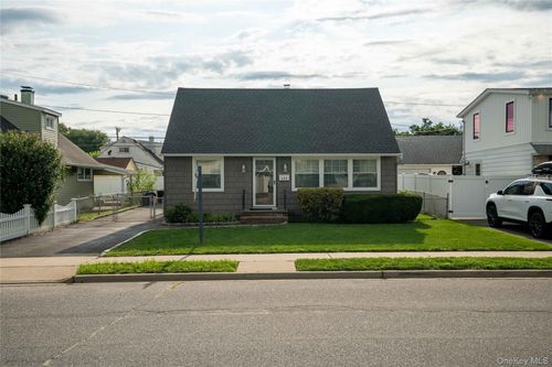 124 Wilfred Blvd, Hicksville, NY, 11801-1923 | Card Image