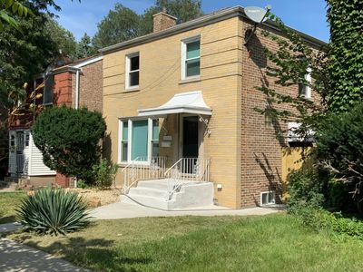 9127 S Essex Avenue, House other with 3 bedrooms, 2 bathrooms and 2 parking in Chicago IL | Image 2