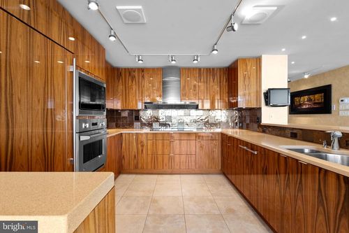 apt-2009-233 S 6th St, PHILADELPHIA, PA, 19106-3756 | Card Image