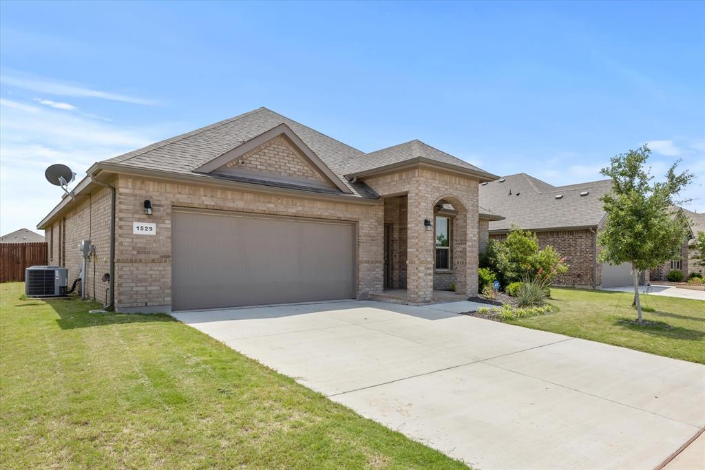 Seabiscuit Dr, Granbury, TX 76049