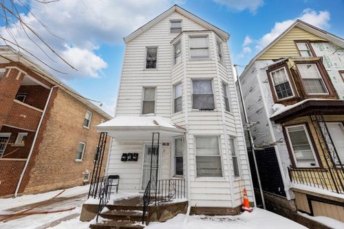 8632 S Escanaba Ave, Chicago, IL, 60617-3113 | Card Image