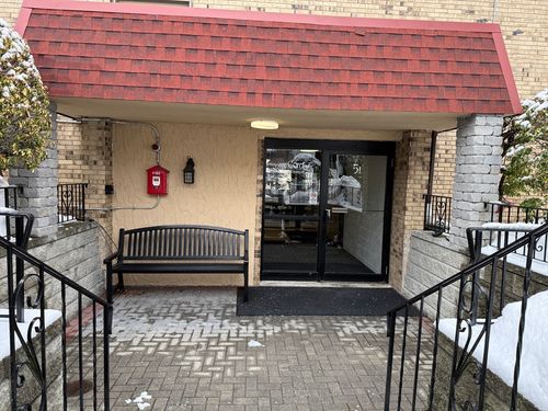 c9-43-51 Albion St, Melrose, MA, 02176-1856 | Card Image