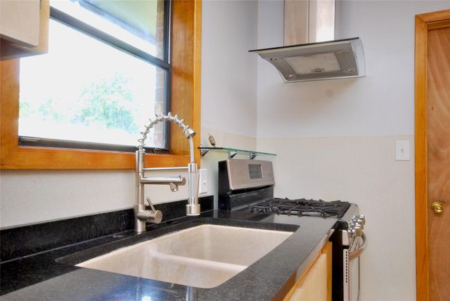 904 S Peck St, House other with 3 bedrooms, 1 bathrooms and 1 parking in Shiner TX | Image 8