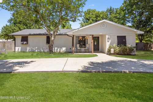609 Beyer Dr, Bay Saint Louis, MS, 39520-2801 | Card Image