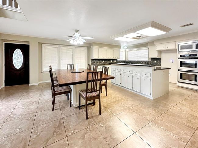 Kitchen and breakfast combo is ideally designed to accommodate all gatherings. Double ovens and microwave are ready to heat things up! | Image 11
