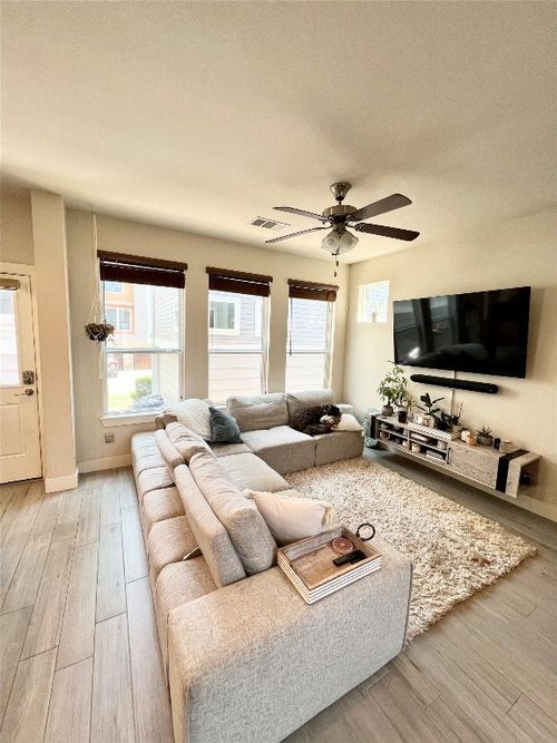 47c-1828 Carlson Dr, Austin, TX, 78741-5615 | Card Image