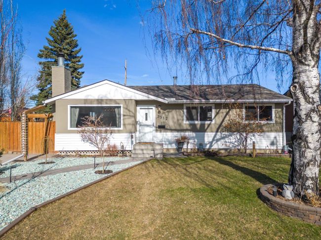 7512 Fleetwood Drive Se, Home with 3 bedrooms, 1 bathrooms and 6 parking in Calgary AB | Image 2