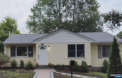 1 Gorge Dr, Haskell, NJ, 07420-1551 | Card Image