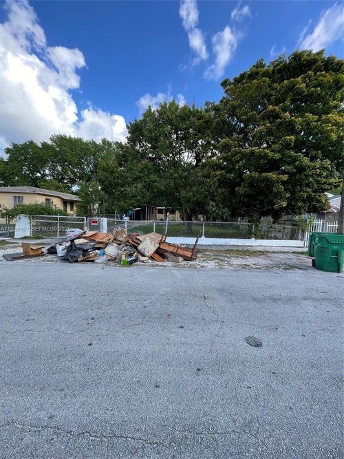 43 Nw 58th St, Miami, FL, 33127-1617 | Card Image