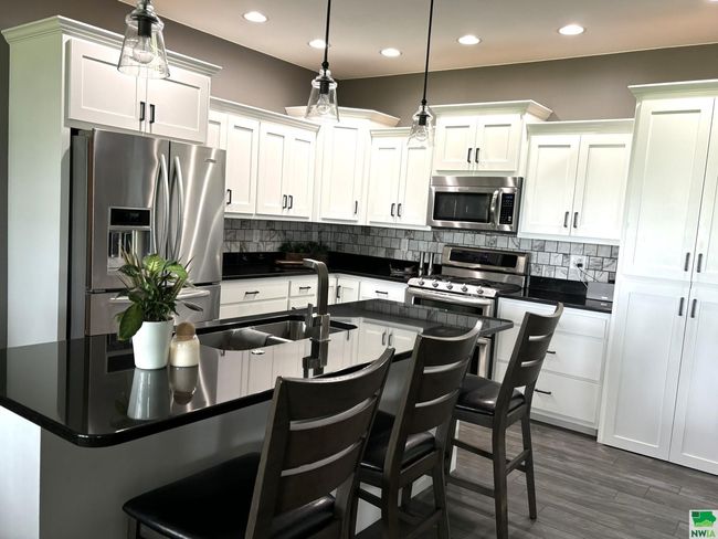 925 Sunrise Trl, House other with 5 bedrooms, 3 bathrooms and null parking in Sioux Center IA | Image 6