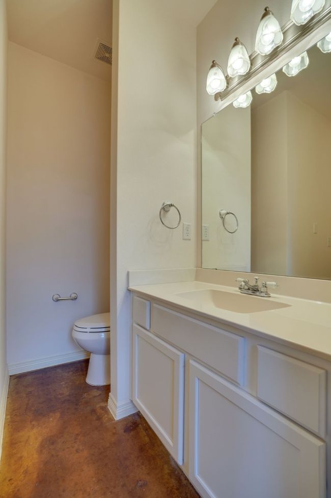 617 E Worth St, House other with 3 bedrooms, 2 bathrooms and null parking in Grapevine TX | Image 5
