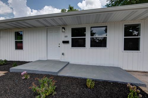 109 E Hadley St, Aurora, MO, 65605-2111 | Card Image