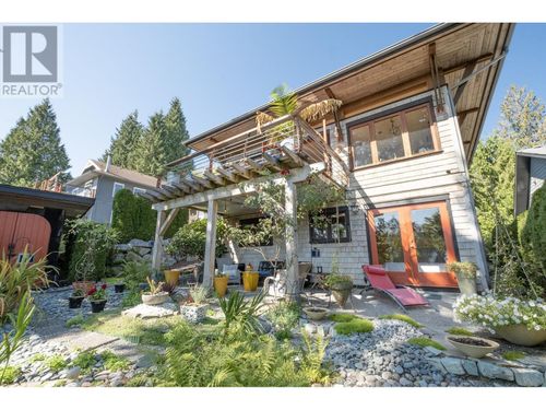 557 Central Ave, Gibsons, BC, V0N1V1 | Card Image
