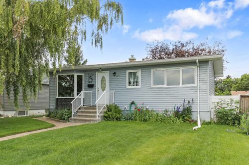 734 10 Street N, Lethbridge, AB, T1H2E3 | Card Image