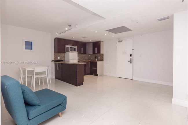 1101 - 5445 Collins Ave, Condo with 1 bedrooms, 1 bathrooms and null parking in Miami Beach FL | Image 9