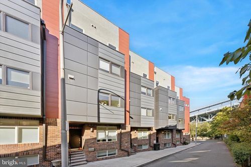 152 N Front St, PHILADELPHIA, PA, 19106-2028 | Card Image