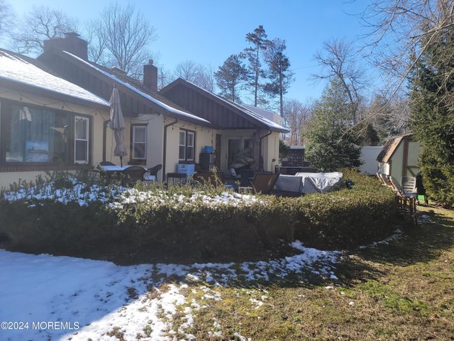 CIRCULAR HEDGES IN YARD | Image 33