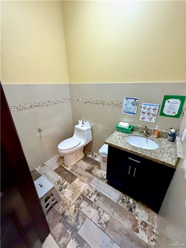 425 W Expressway 83, Home with 0 bedrooms, 0 bathrooms and 24 parking in Sullivan City TX | Image 9