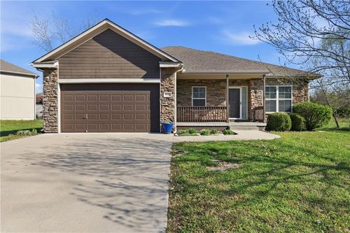 1611 Nw Nicholas Dr, Grain Valley, MO, 64029-9624 | Card Image