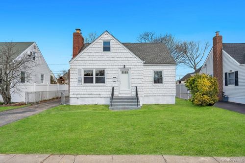 108 Lido Pkwy, Lindenhurst, NY, 11757-6019 | Card Image