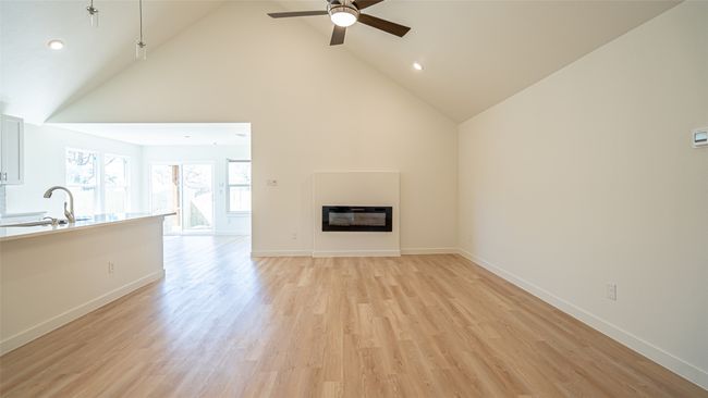 Electric, decorative fireplace on remote | Image 7