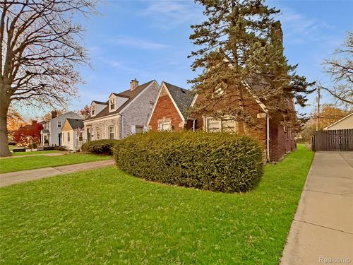 1768 Hampton Rd, Grosse Pointe Woods, MI, 48236-1306 | Card Image