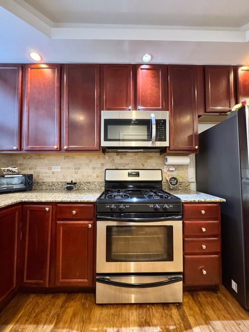 2w-7048 N Damen Ave, Chicago, IL, 60645-2643 | Card Image