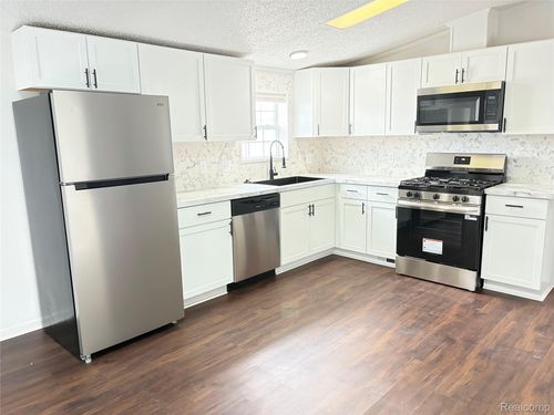 11312 N Lake Dr, FENTON, MI, 48430-8813 | Card Image