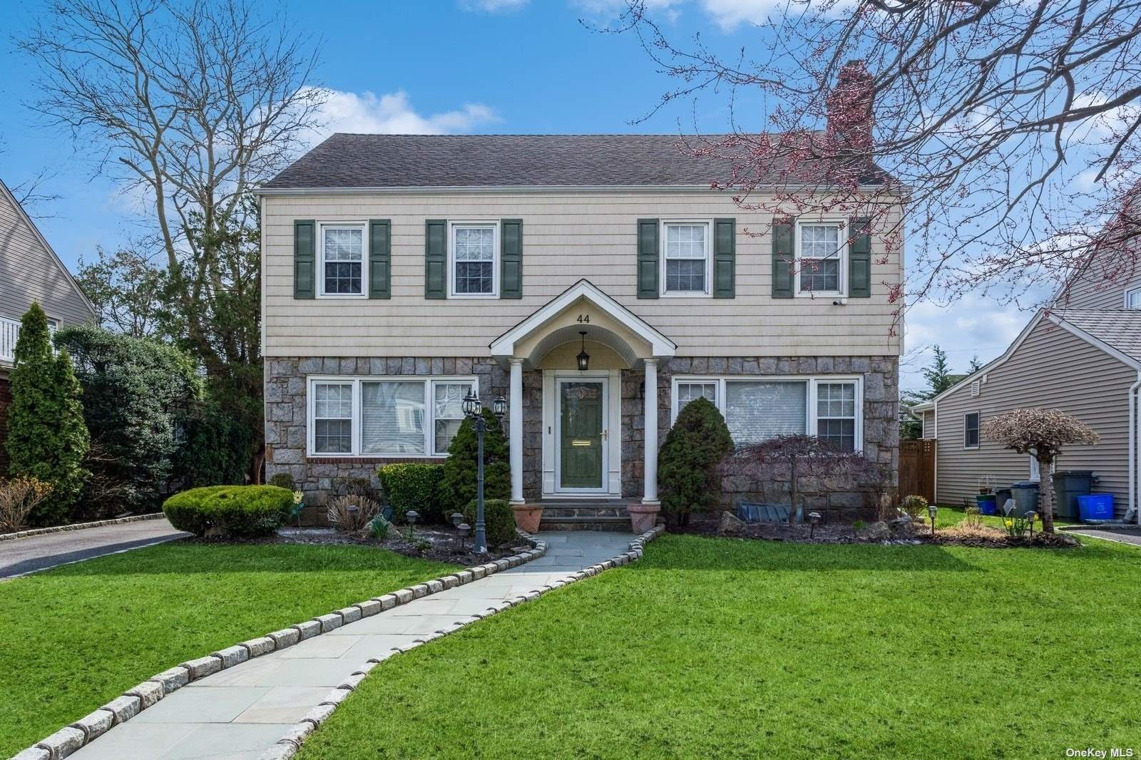 Greystone Rd, Rockville Centre, NY 11570