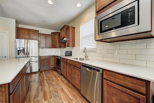 Lots of counter space | Image 9