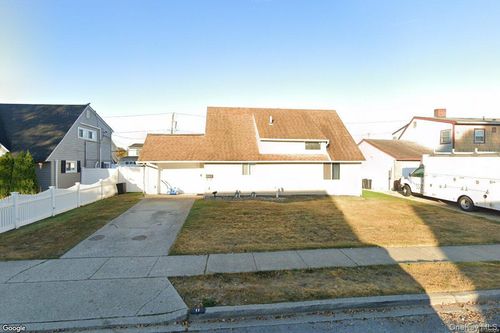 11 Skylark Ln, Levittown, NY, 11756-4414 | Card Image