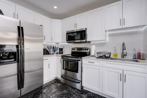 2784 9th St, Fort Lauderdale, FL, 33311-6673 | Card Image
