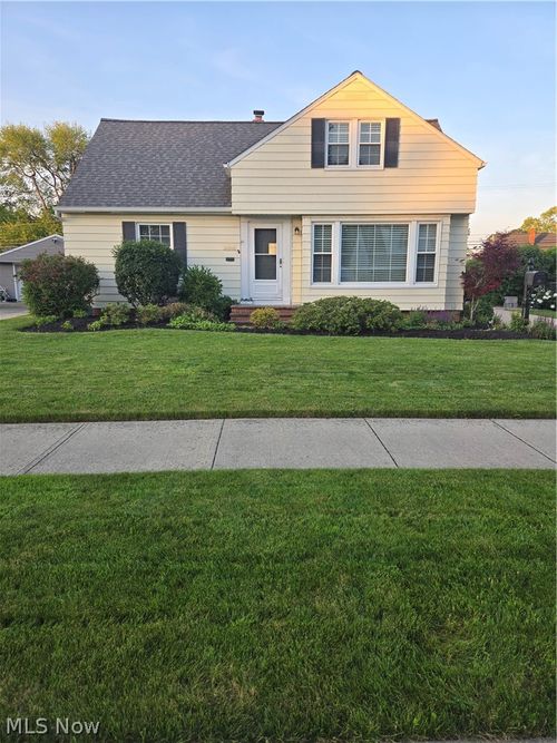 561 Crescent Dr, Willowick, OH, 44095-4204 | Card Image
