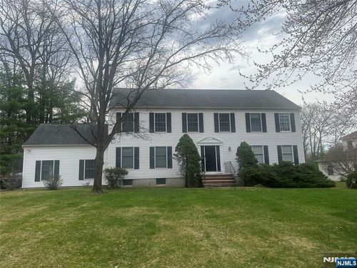 7 Carriage Ct, Twp Washingtn, NJ, 07676-4100 | Card Image
