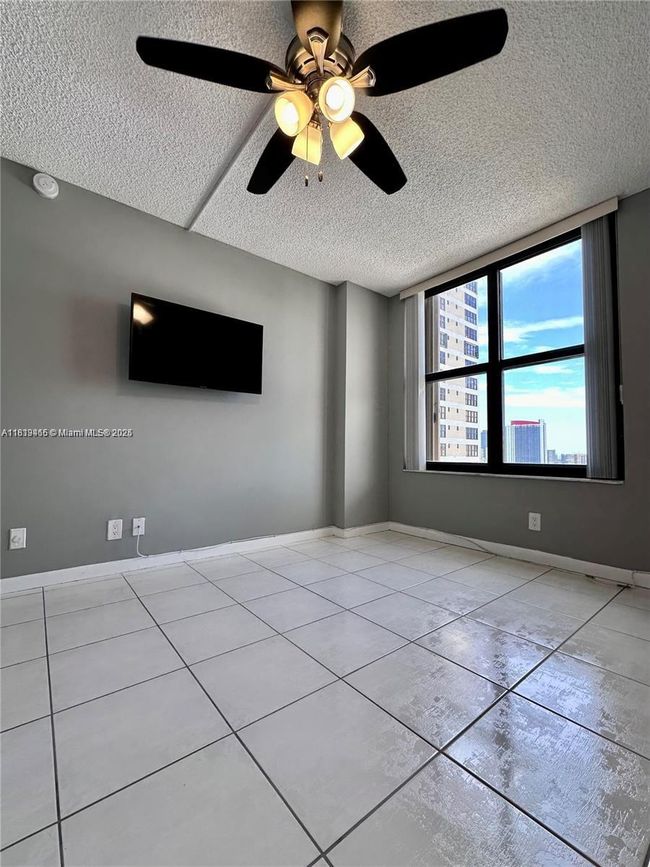 APT-1215 - 2500 Parkview Dr, Condo with 2 bedrooms, 2 bathrooms and null parking in Hallandale Beach FL | Image 18