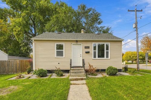1301 16th St S, Fargo, ND, 58103-3930 | Card Image