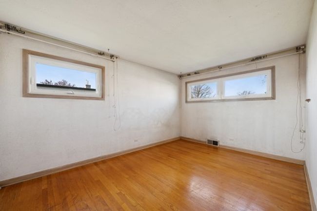 5623 N Manor Ln, House other with 3 bedrooms, 2 bathrooms and 2 parking in CHICAGO IL | Image 13